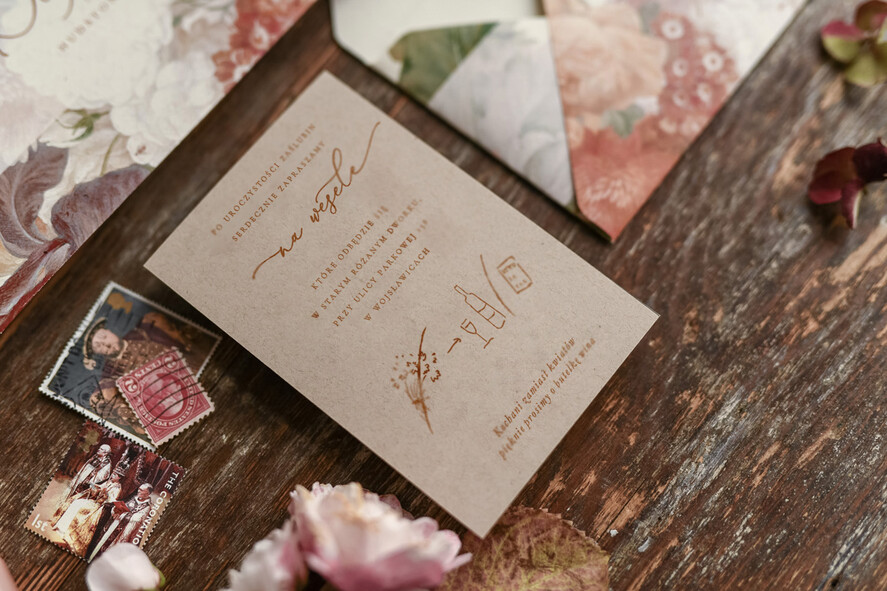 Zaproszenia ślubne Natura rustykalne zaproszenia ślubne brzoskwiniowa koperta bordo jesienne kwiaty dalie 2