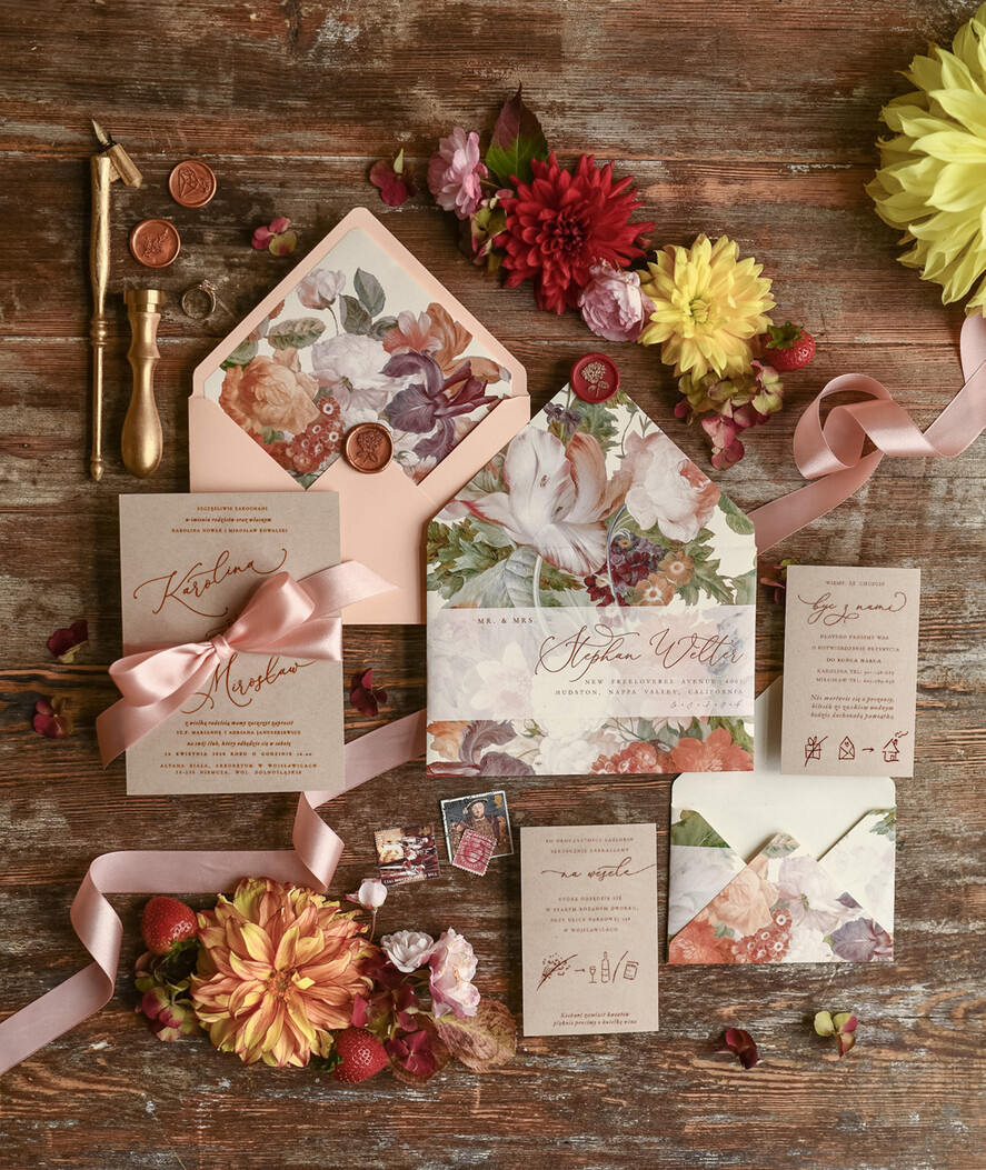 Zaproszenia ślubne Natura rustykalne zaproszenia ślubne brzoskwiniowa koperta bordo jesienne kwiaty dalie 4