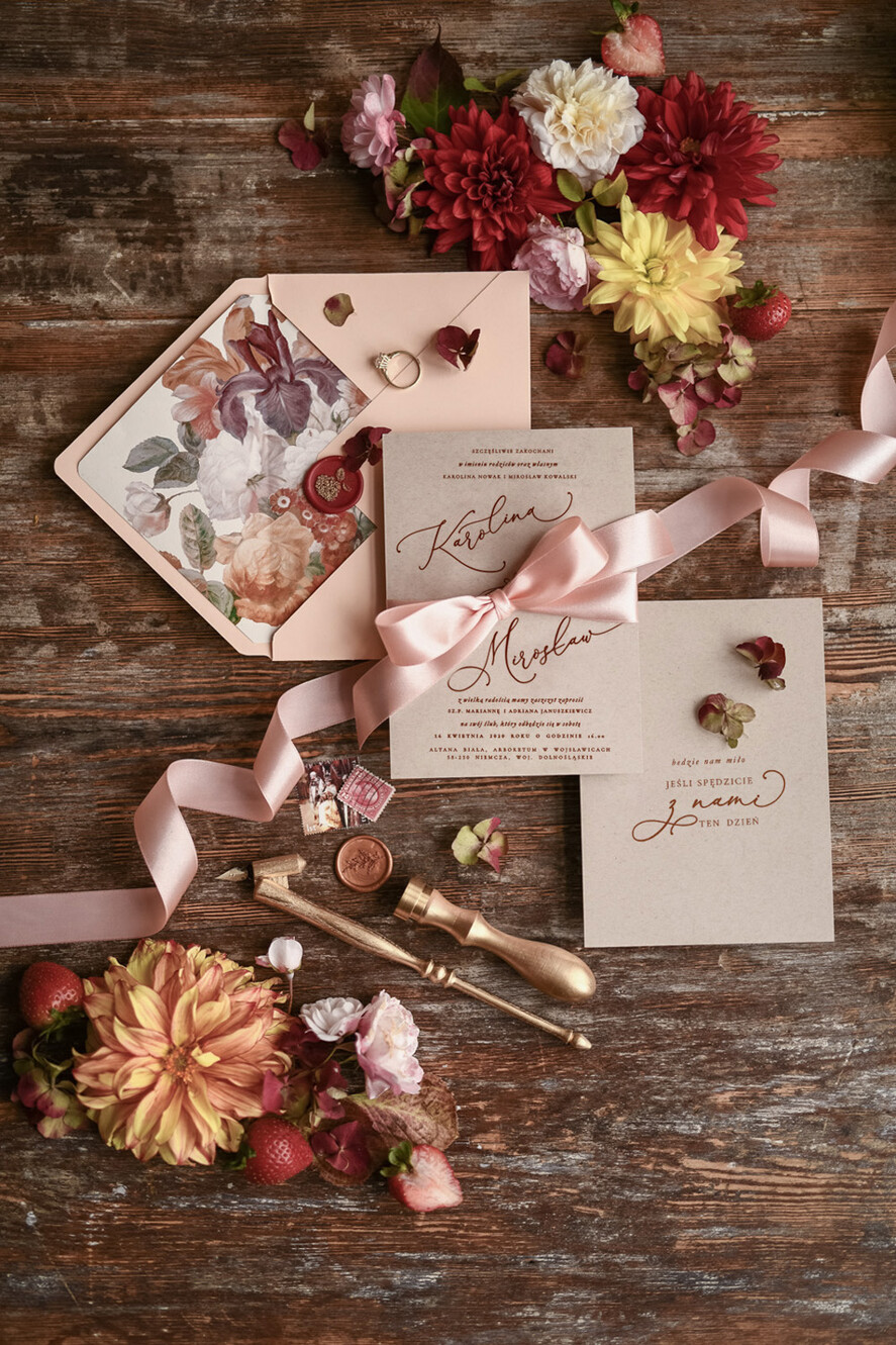 Zaproszenia ślubne Natura rustykalne zaproszenia ślubne brzoskwiniowa koperta bordo jesienne kwiaty dalie 6