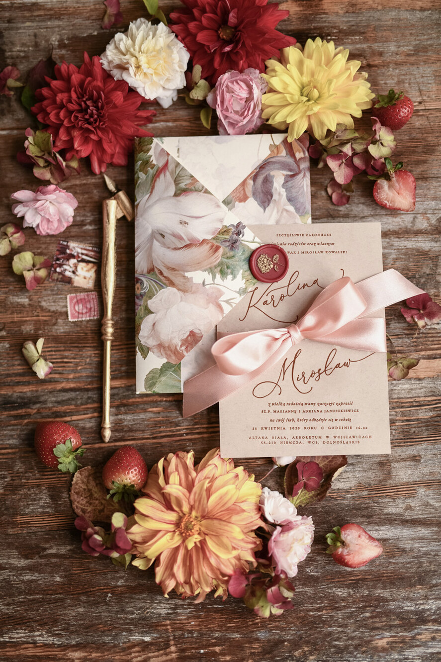 Zaproszenia ślubne Natura rustykalne zaproszenia ślubne brzoskwiniowa koperta bordo jesienne kwiaty dalie 7