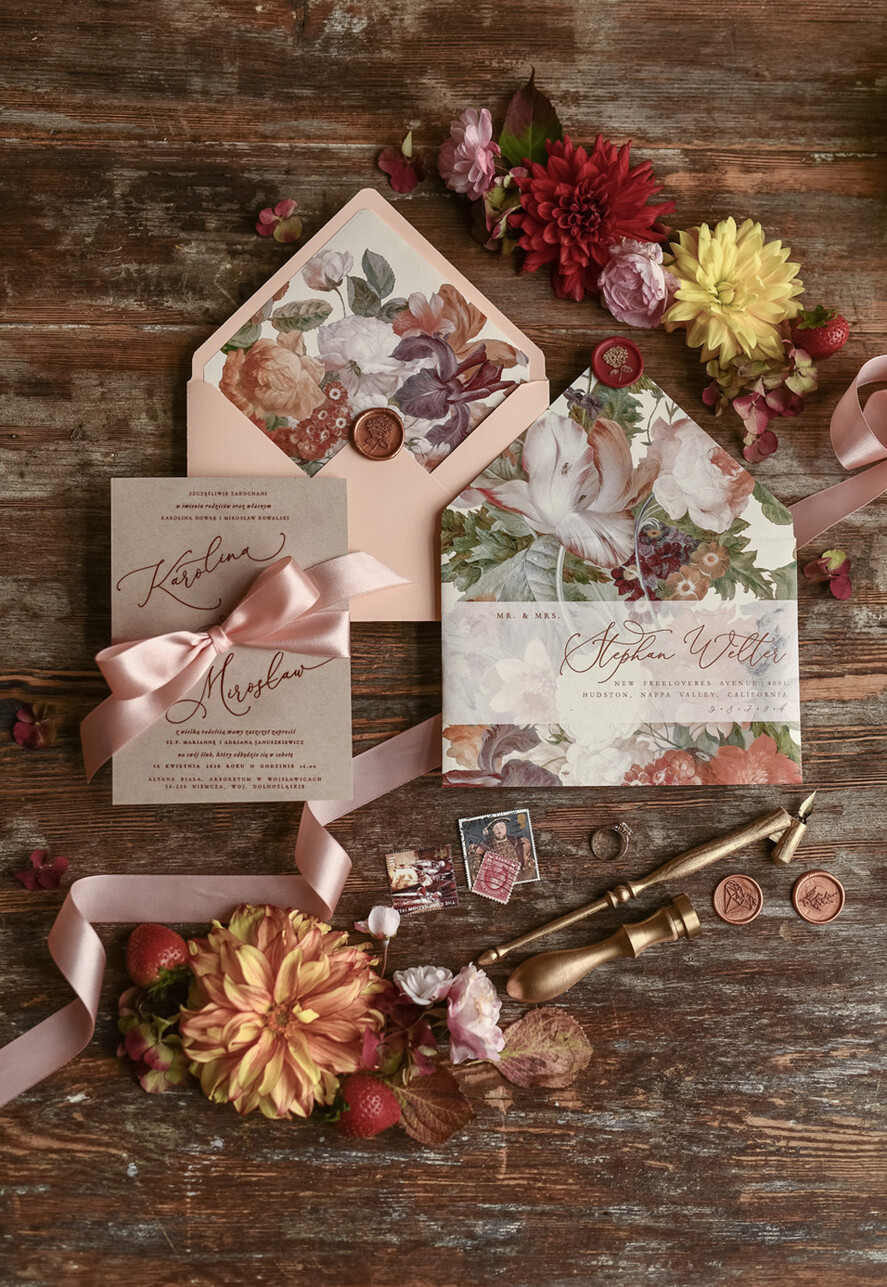 Zaproszenia ślubne Natura rustykalne zaproszenia ślubne brzoskwiniowa koperta bordo jesienne kwiaty dalie 0