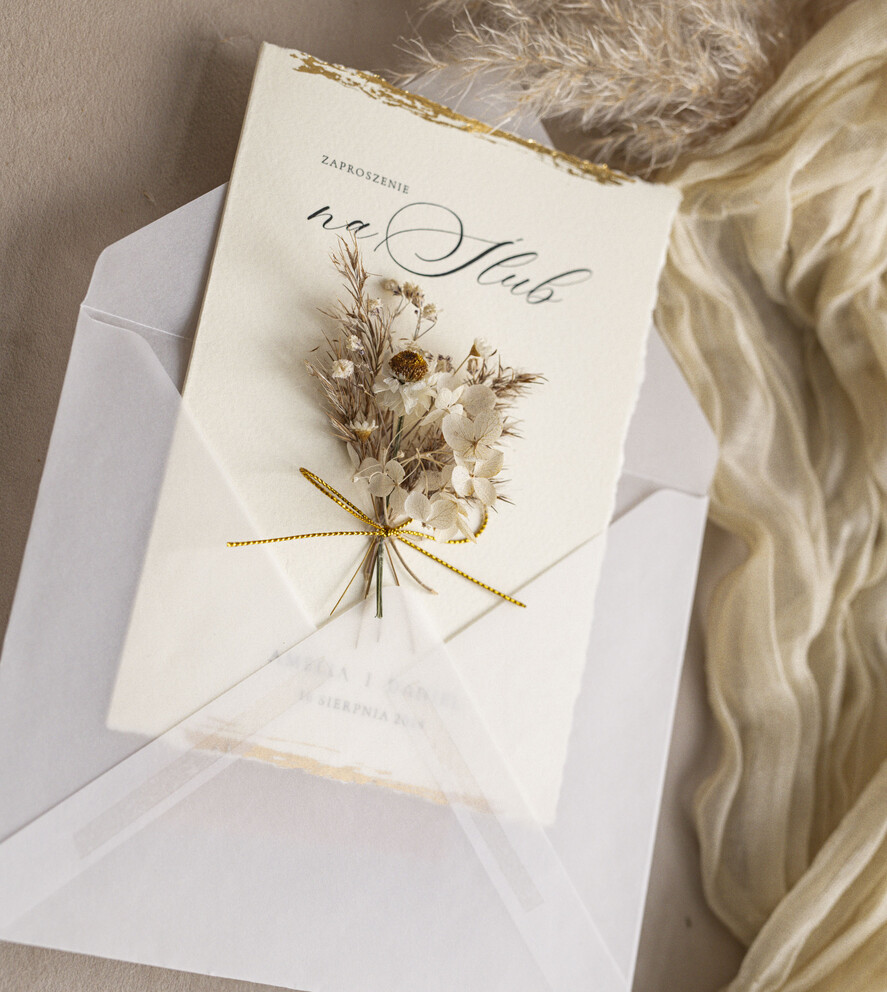 Zaproszenia ślubne Natura Zaproszenia ślubne boho z szuszonym bukiecikiem,nietypowe zaproszenia  na ślub z szuszkami i jedwabiem, rustykalne złocone zaproszenia z kalkowa kopertą1