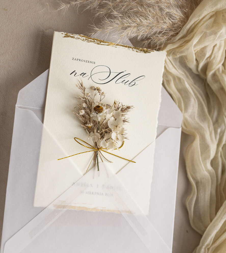 Zaproszenia ślubne Natura Zaproszenia ślubne boho z szuszonym bukiecikiem,nietypowe zaproszenia  na ślub z szuszkami i jedwabiem, rustykalne złocone zaproszenia z kalkowa kopertą4