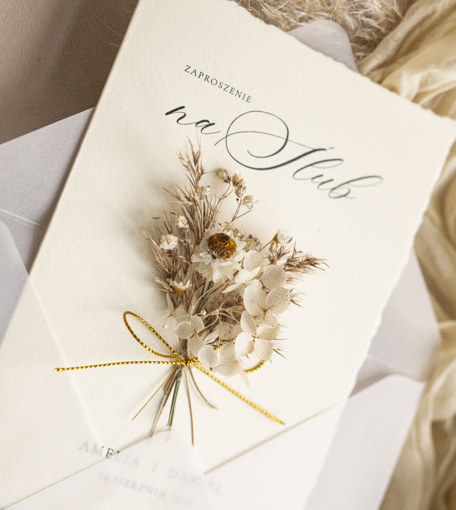 Zaproszenia ślubne Natura Zaproszenia ślubne boho z szuszonym bukiecikiem,nietypowe zaproszenia  na ślub z szuszkami i jedwabiem, rustykalne złocone zaproszenia z kalkowa kopertą12