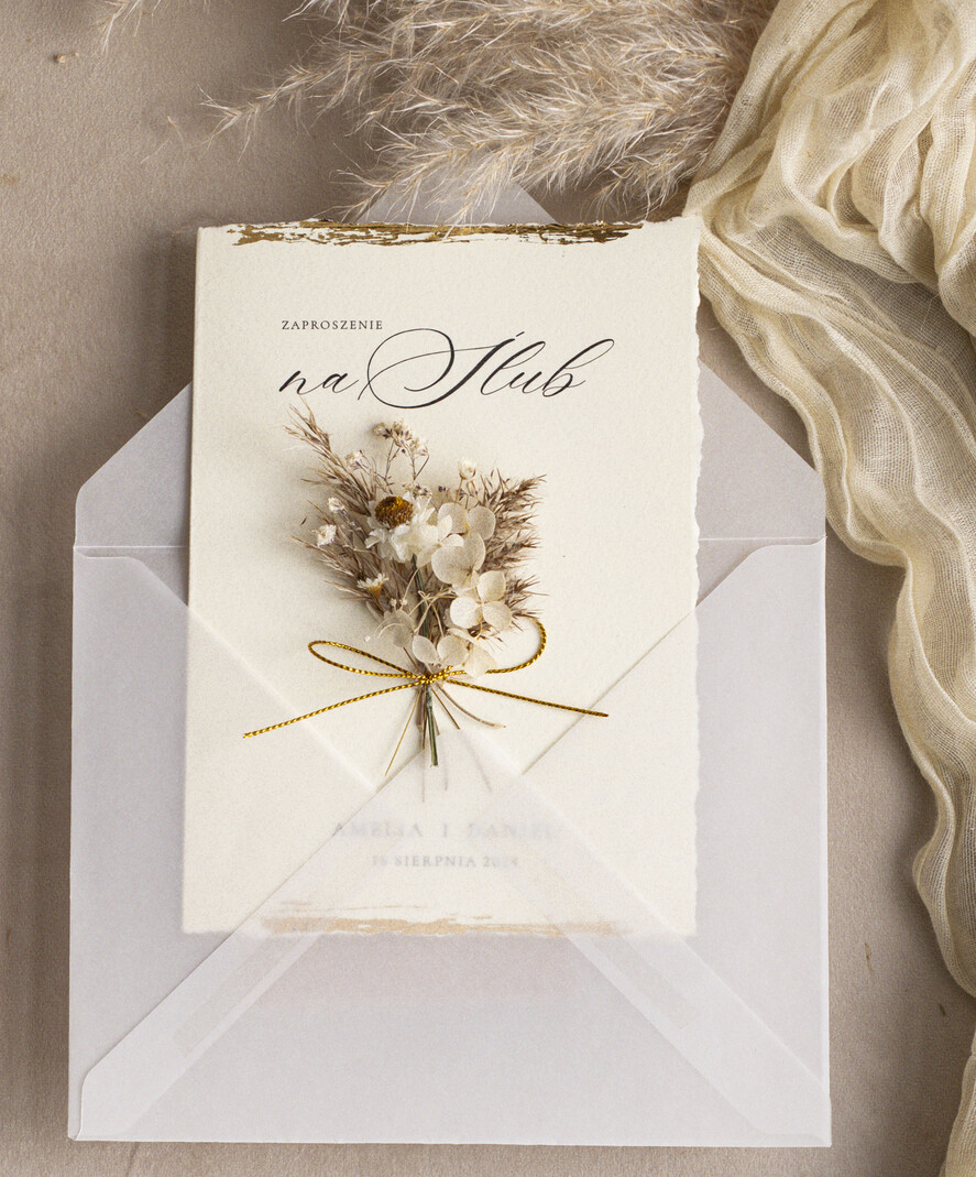 Zaproszenia ślubne Natura Zaproszenia ślubne boho z szuszonym bukiecikiem,nietypowe zaproszenia  na ślub z szuszkami i jedwabiem, rustykalne złocone zaproszenia z kalkowa kopertą5