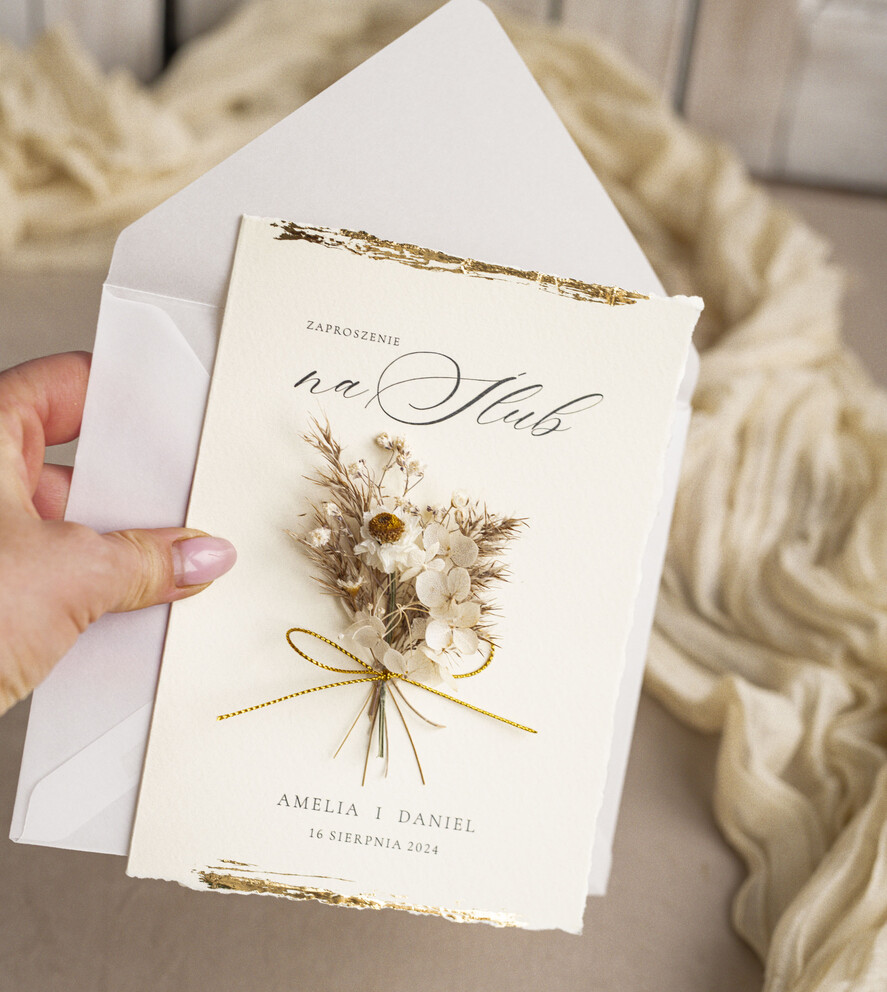 Zaproszenia ślubne Natura Zaproszenia ślubne boho z szuszonym bukiecikiem,nietypowe zaproszenia  na ślub z szuszkami i jedwabiem, rustykalne złocone zaproszenia z kalkowa kopertą9