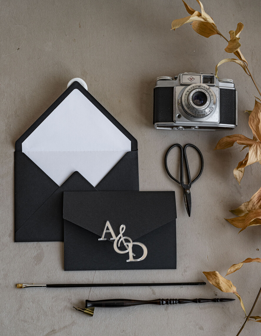 Zaproszenia ślubne Złote Glamour Poziome srebrne zaproszenia ślubne z lustrzanym monogramem, Kopertowe czarne zaproszenie na ślub srebrzone, zaproszenia na slub cywilny bieło czarne 15