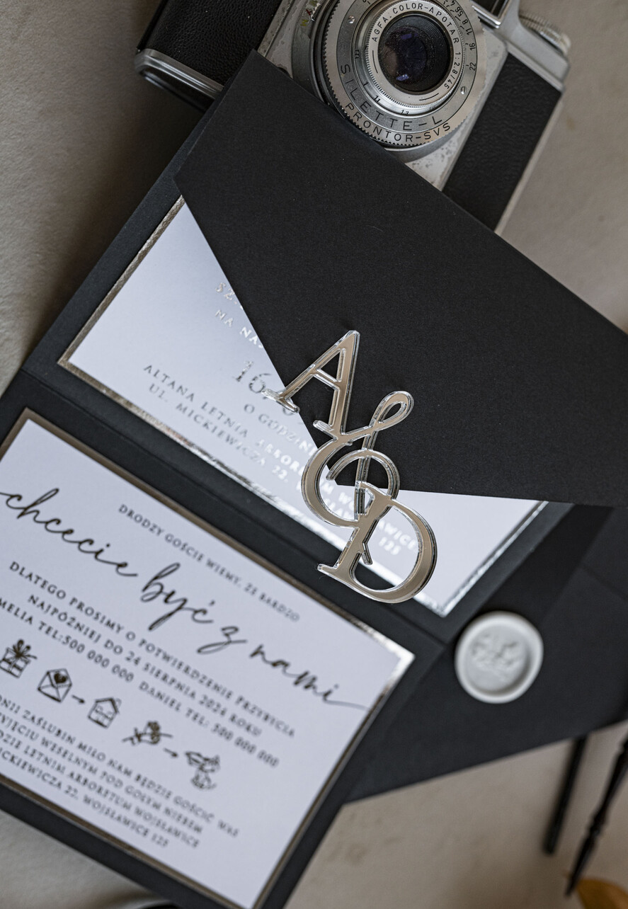 Zaproszenia ślubne Złote Glamour Poziome srebrne zaproszenia ślubne z lustrzanym monogramem, Kopertowe czarne zaproszenie na ślub srebrzone, zaproszenia na slub cywilny bieło czarne 5