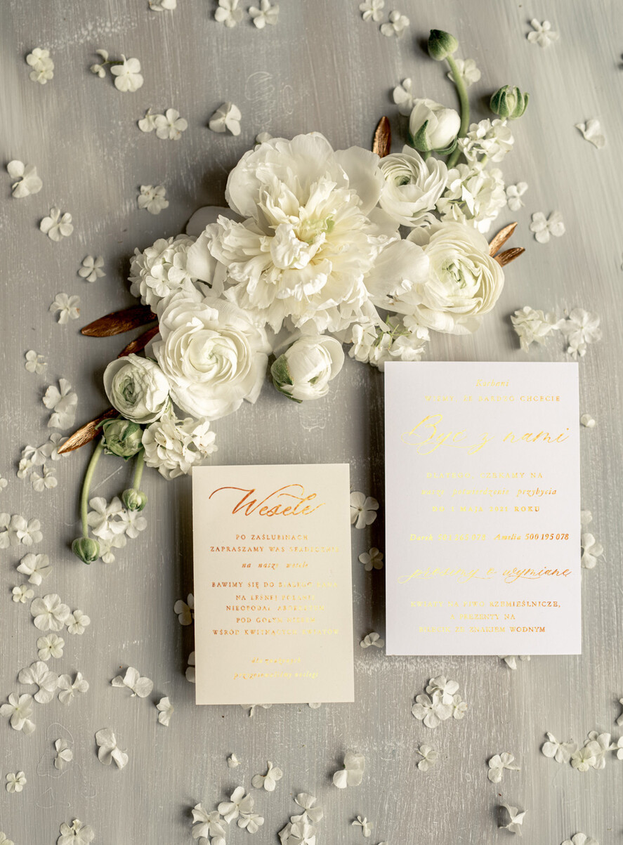 Zaproszenia ślubne Złote Glamour delikatne zaproszenia na ślub w plenerze złote i błyszczące litery białe róże, zaproszenie na ślub z kwiatami7