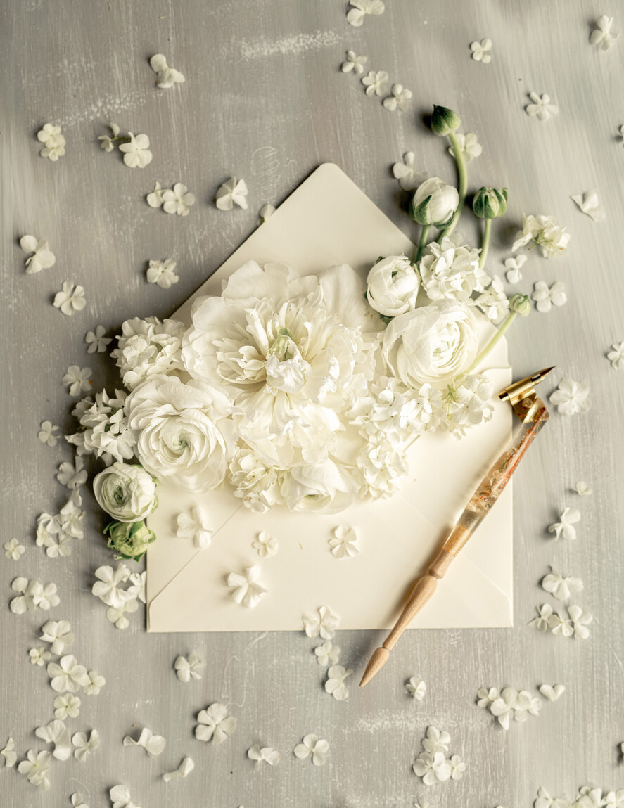 Zaproszenia ślubne Złote Glamour delikatne zaproszenia na ślub w plenerze złote i błyszczące litery białe róże, zaproszenie na ślub z kwiatami2