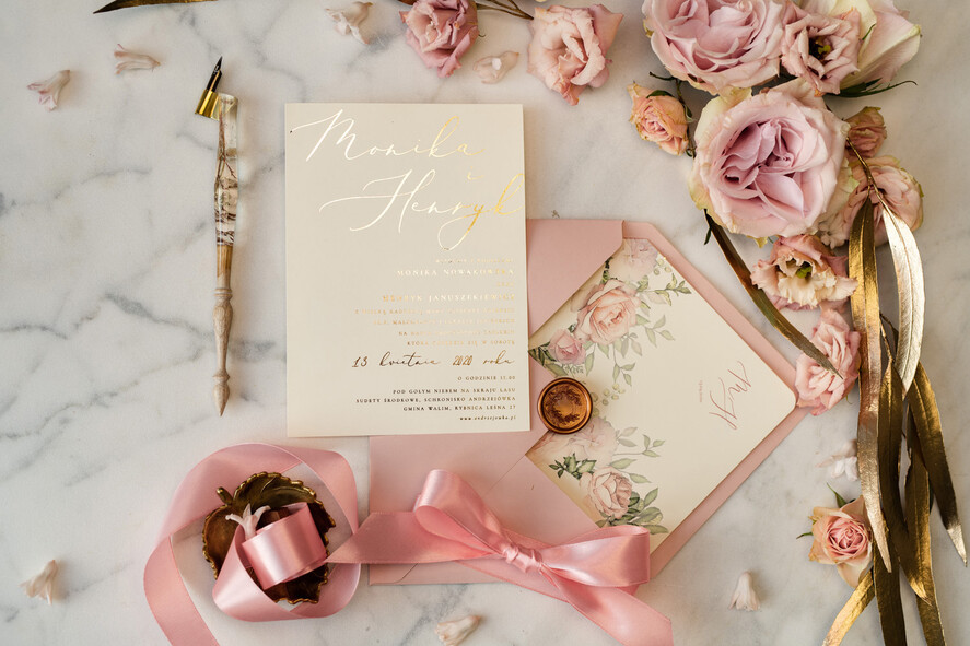 Zaproszenia ślubne Złote Glamour złote zaproszenia ślubne w pastelowej kolorystyce romantyczne róże i przeźroczysta koperta7