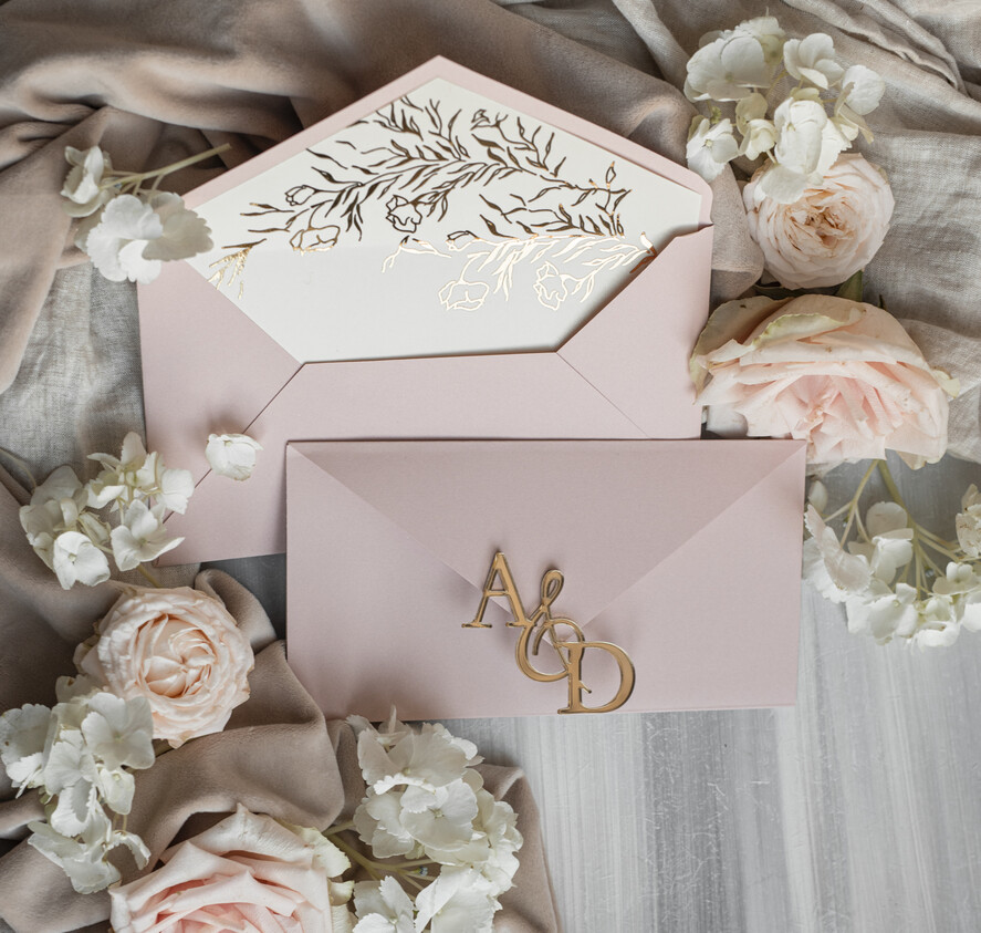 Zaproszenia ślubne Złote Glamour Eleganckie złote zaproszenia ślubne z lustrzanym monogramem, Kopertowe zaproszenie na ślub złocone, zaproszenia na ślub w stylu glamour, złote napisy na zaproszeniach ślubnych 1