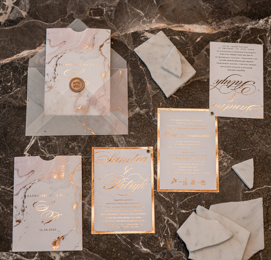 Zaproszenia ślubne Złote Glamour złote zaproszenia ślubne marmur  złocone zaproszenie na ślub marmurkowe przeźroczysta koperta z kalki1