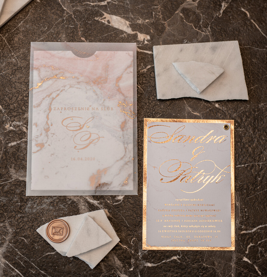 Zaproszenia ślubne Złote Glamour złote zaproszenia ślubne marmur  złocone zaproszenie na ślub marmurkowe przeźroczysta koperta z kalki12