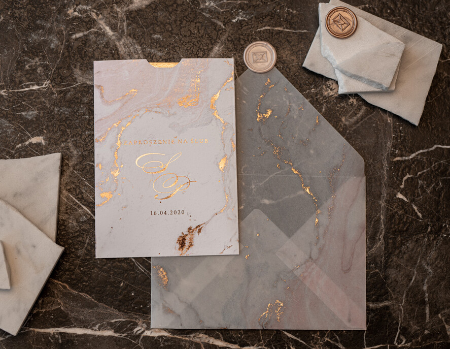 Zaproszenia ślubne Złote Glamour złote zaproszenia ślubne marmur  złocone zaproszenie na ślub marmurkowe przeźroczysta koperta z kalki13