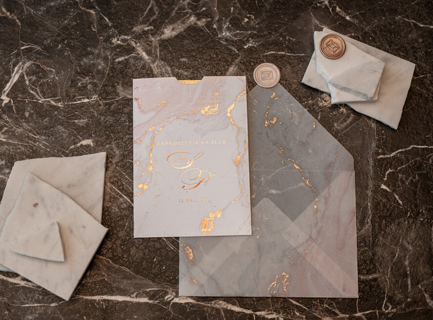 Zaproszenia ślubne Złote Glamour złote zaproszenia ślubne marmur  złocone zaproszenie na ślub marmurkowe przeźroczysta koperta z kalki14