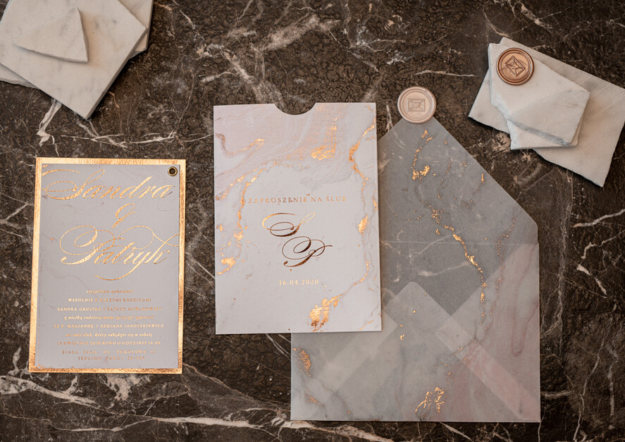 Zaproszenia ślubne Złote Glamour złote zaproszenia ślubne marmur  złocone zaproszenie na ślub marmurkowe przeźroczysta koperta z kalki15