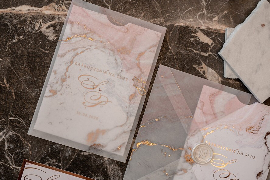 Zaproszenia ślubne Złote Glamour złote zaproszenia ślubne marmur  złocone zaproszenie na ślub marmurkowe przeźroczysta koperta z kalki16