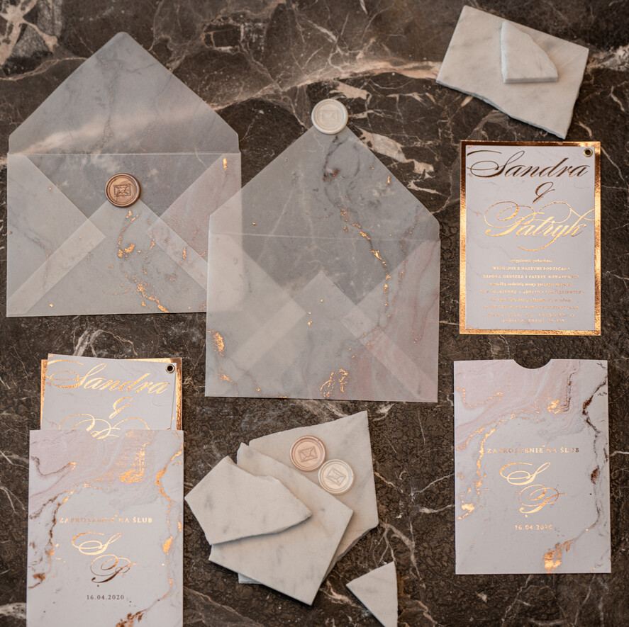 Zaproszenia ślubne Złote Glamour złote zaproszenia ślubne marmur  złocone zaproszenie na ślub marmurkowe przeźroczysta koperta z kalki3