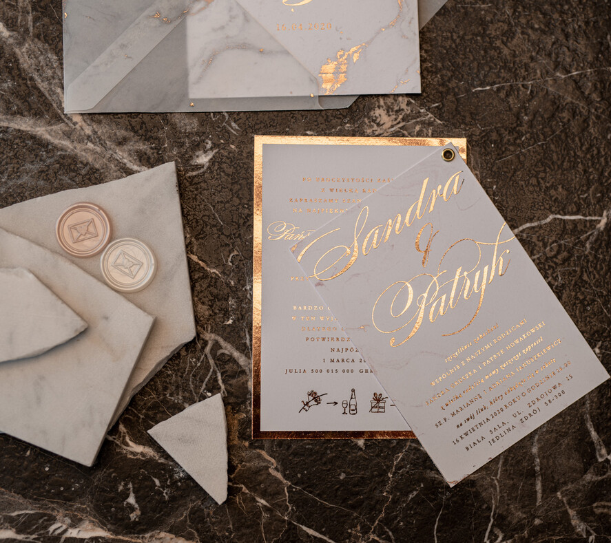 Zaproszenia ślubne Złote Glamour złote zaproszenia ślubne marmur  złocone zaproszenie na ślub marmurkowe przeźroczysta koperta z kalki4