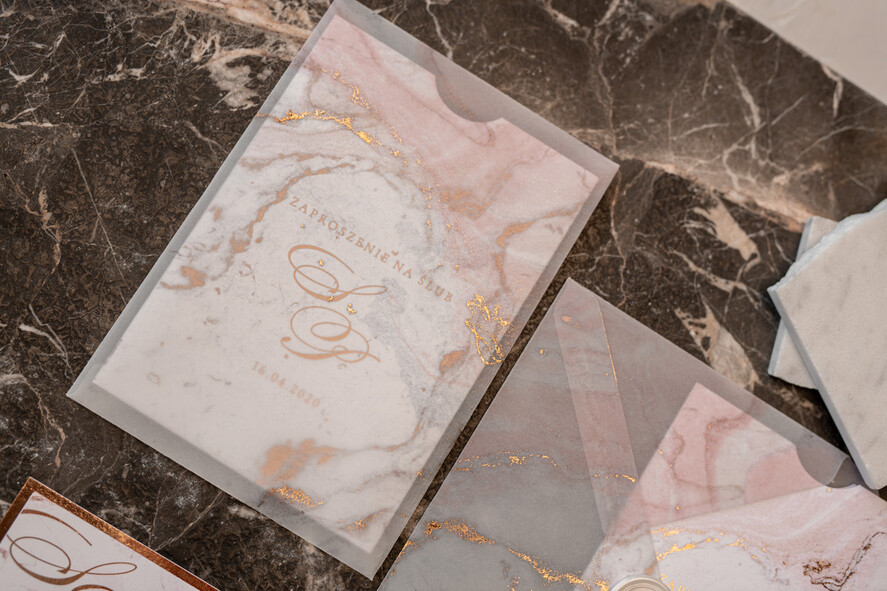Zaproszenia ślubne Złote Glamour złote zaproszenia ślubne marmur  złocone zaproszenie na ślub marmurkowe przeźroczysta koperta z kalki6