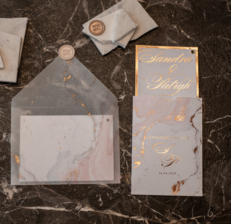 Zaproszenia ślubne Złote Glamour złote zaproszenia ślubne marmur  złocone zaproszenie na ślub marmurkowe przeźroczysta koperta z kalki7