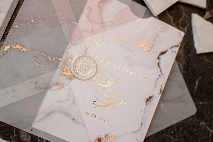 Zaproszenia ślubne Złote Glamour złote zaproszenia ślubne marmur  złocone zaproszenie na ślub marmurkowe przeźroczysta koperta z kalki8