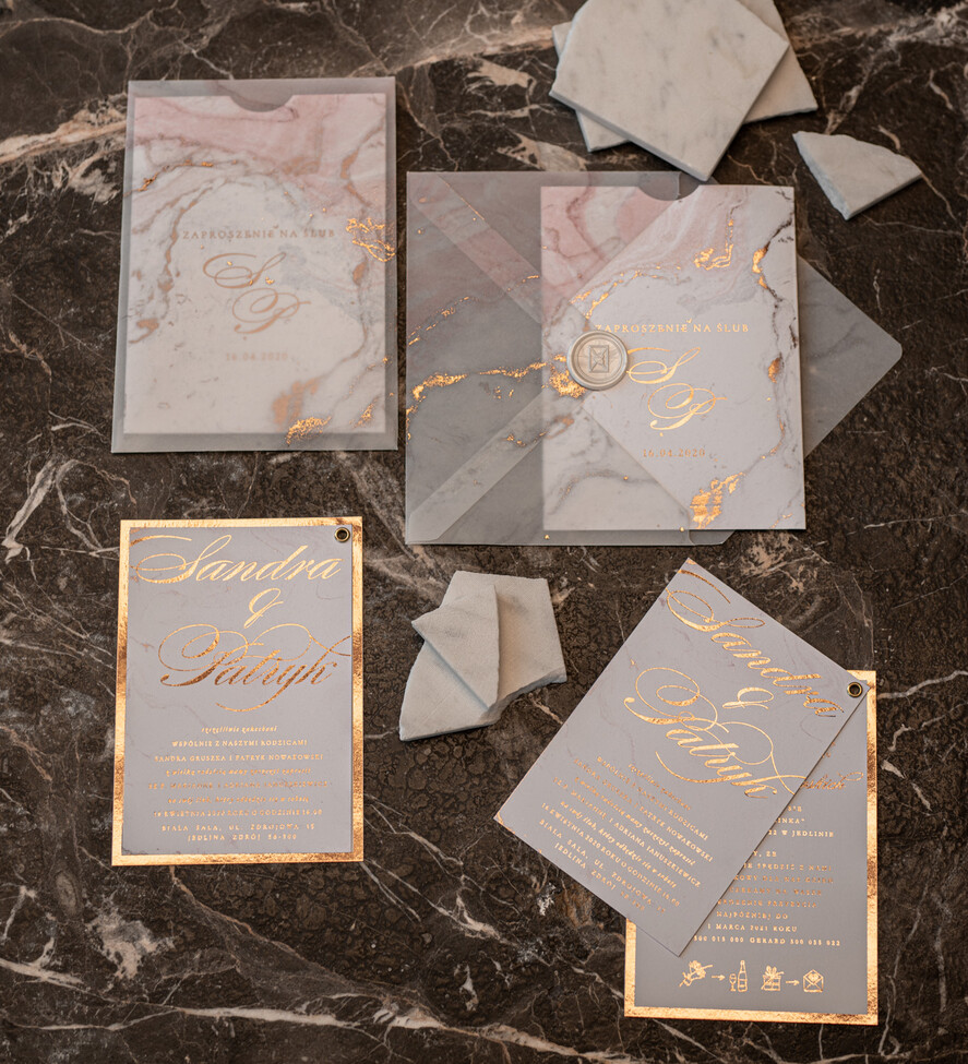 Zaproszenia ślubne Złote Glamour złote zaproszenia ślubne marmur  złocone zaproszenie na ślub marmurkowe przeźroczysta koperta z kalki0