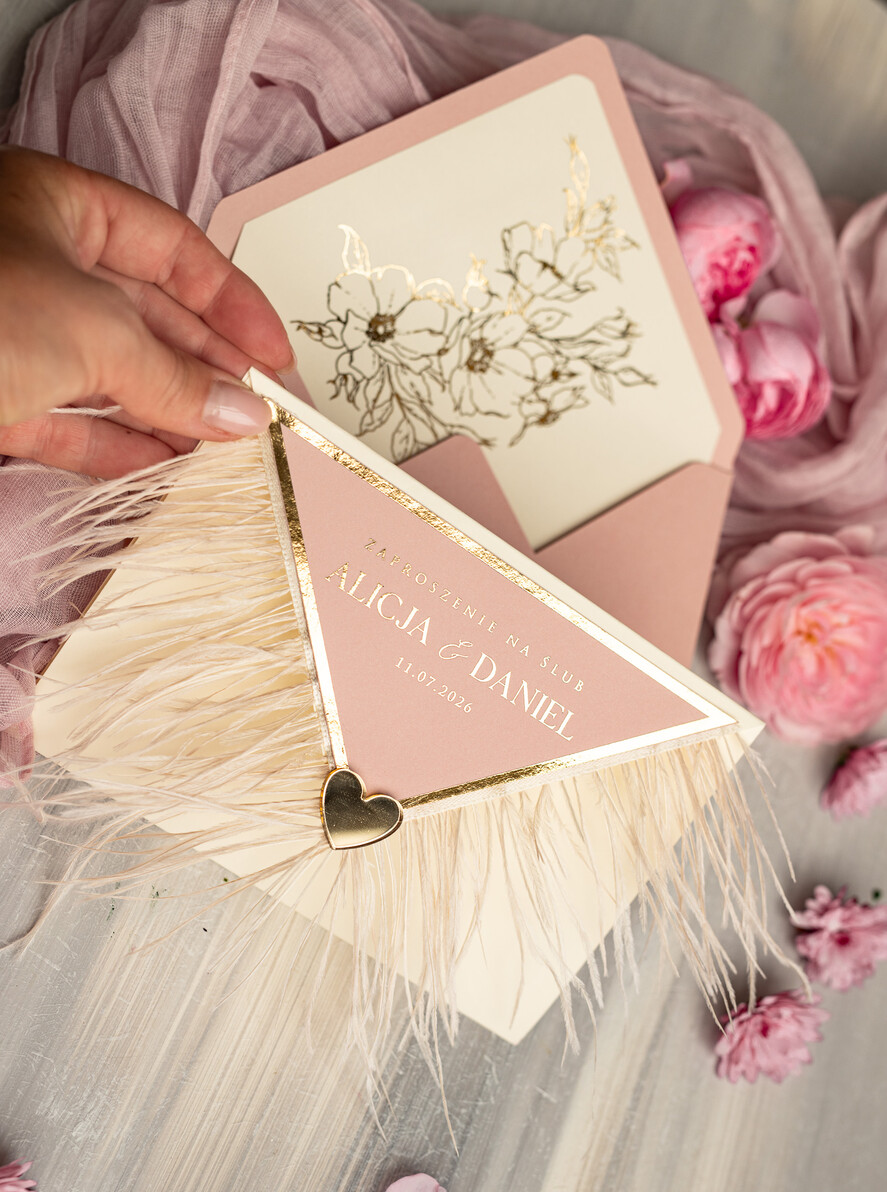 Zaproszenia ślubne Złote Glamour zaproszenia ślubne z piórami, strusie pióra na zaproszeniach ślubnych, nietypowe zaproszenie na ślub, złote zaproszenia na ślub i wesele12