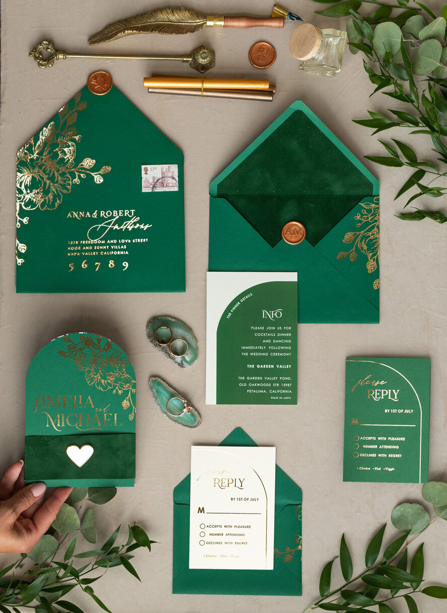 Zaproszenia ślubne Złote Glamour zielone zaproszenia ślune, zaproszenia na slub z welurem, złote zaproszenia ślubne, eleganckie zaproszenia na ślub z welurem, łukowe zaproszenia ślubne1