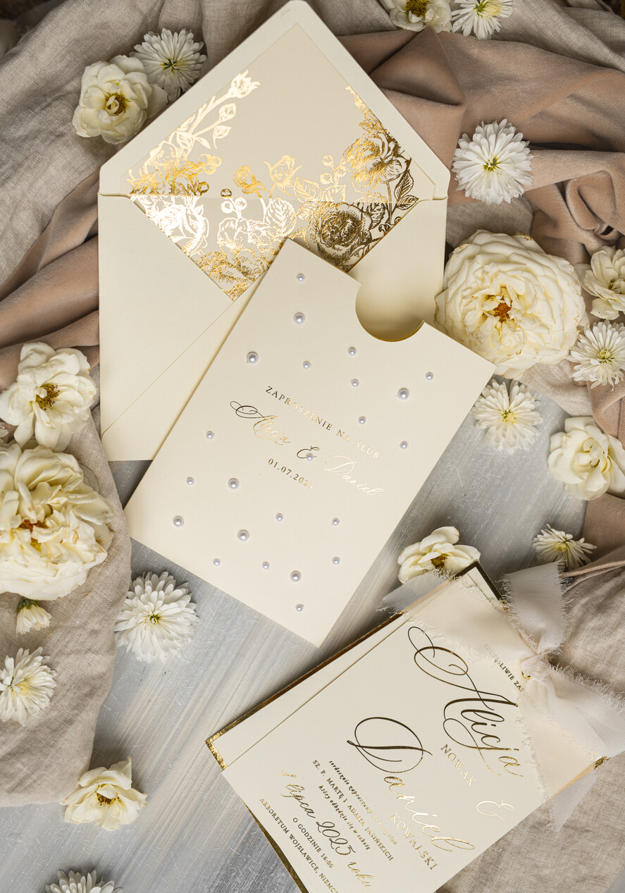 Zaproszenia ślubne Złote Glamour Eleganckie złote zaproszenia ślubne z perełkami, zaproszenie na ślub złocone, zaproszenia na ślub w stylu glamour, złote napisy na zaproszeniach ślubnych 6