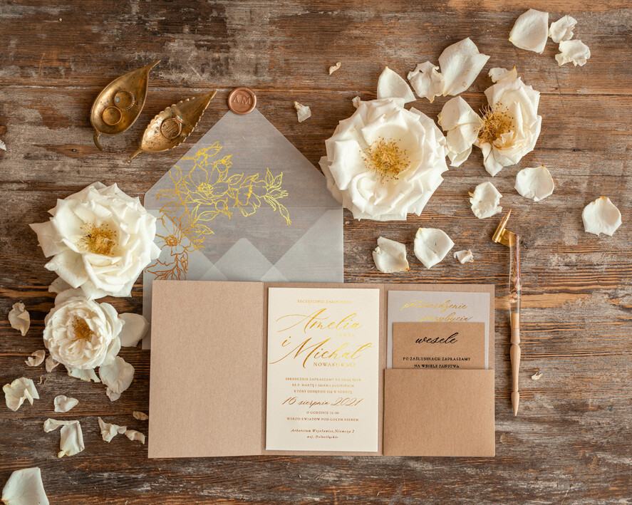 Zaproszenia ślubne Złote Glamour złote rustykalne zaproszenia ślubne ekologiczny papier złocone zaproszenie na ślub ze różami przeźroczysta koperta z kalki1