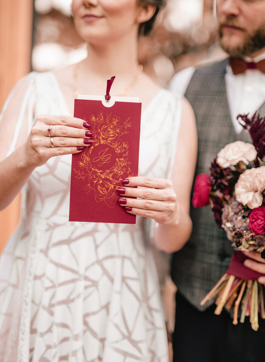 Zaproszenia ślubne Złote Glamour złote zaproszenia ślubne bordowe etui minimalistyczne bordo ze zlotym zaproszenie na ślub 4