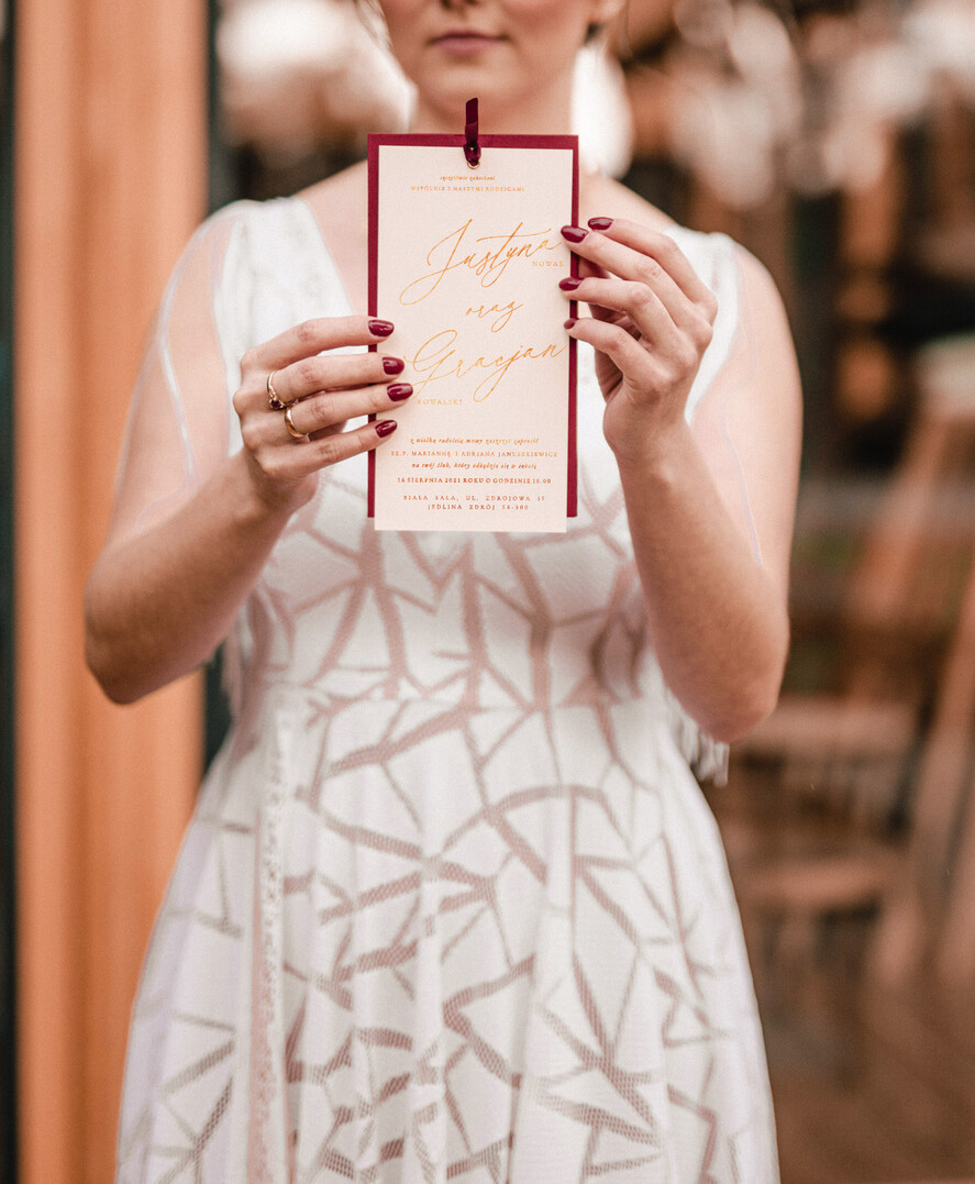 Zaproszenia ślubne Złote Glamour złote zaproszenia ślubne bordowe etui minimalistyczne bordo ze zlotym zaproszenie na ślub 5