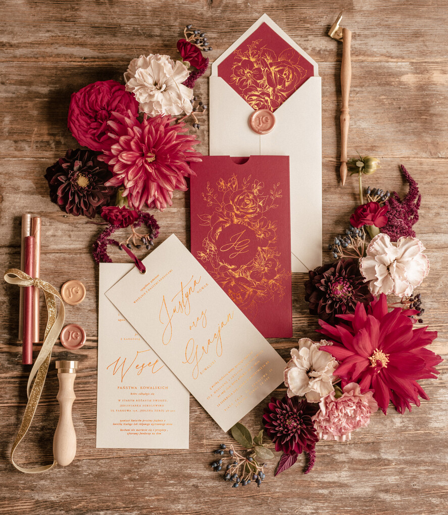 Zaproszenia ślubne Złote Glamour złote zaproszenia ślubne bordowe etui minimalistyczne bordo ze zlotym zaproszenie na ślub 0