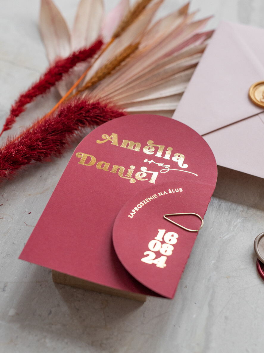 Zaproszenia ślubne Złote Glamour bordowe Nowoczesne Złote Zaproszenia ślubne Składane Serce, Złocone Minimalistyczne Zaproszenie na Ślub, Proste Zaproszenie ślubne z ozdobnym spinaczem 3