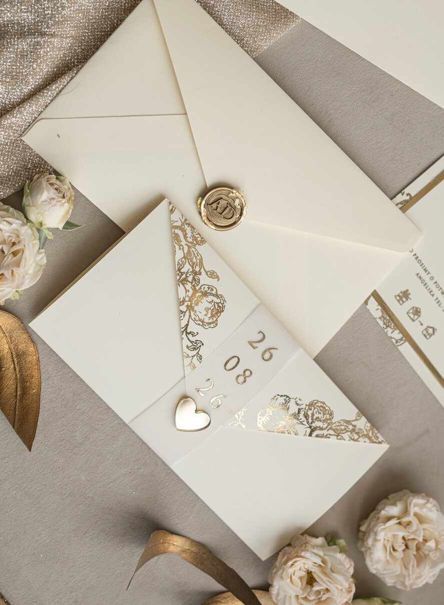 Zaproszenia ślubne Złote Glamour złote zaproszenia ślubne zamykane w kopertę, Kopertowe zaproszenie na ślub w złocie, zaproszenia na ślub w stylu glamour, złote napisy na zaproszeniach ślubnych6