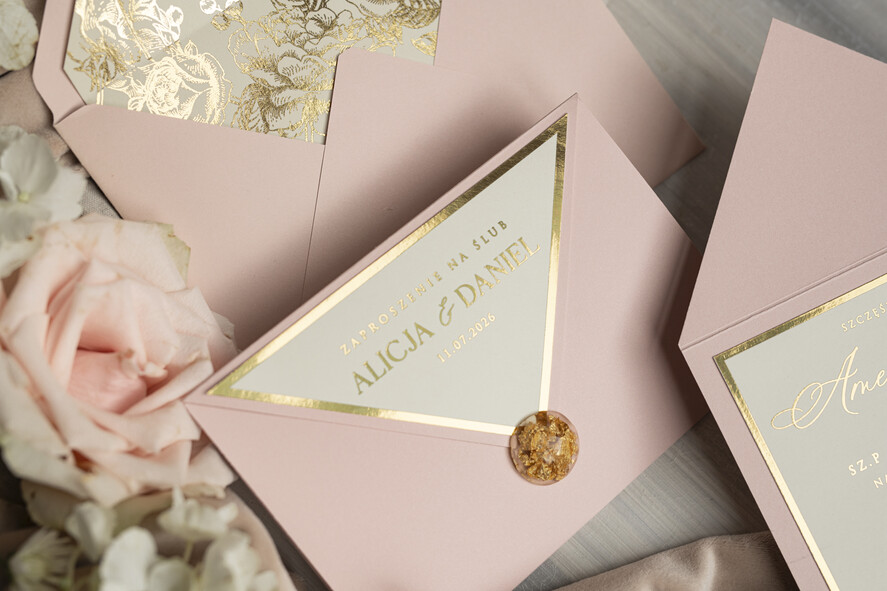 Zaproszenia ślubne Złote Glamour wyjątkowe zaproszenia ślubne Eleganckie Złote Zaproszenia Ślubne, Delikatne Zaproszenie Na Ślub, Zaproszenie Ślubne W Stylu Glamour, Złote Litery Na Zaproszeniach Ślubnych 8