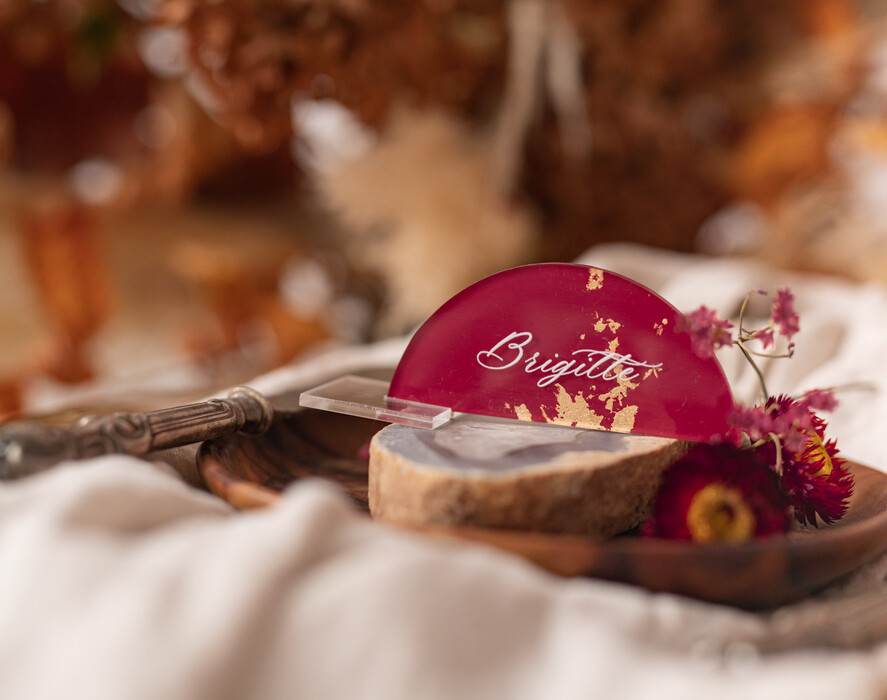 Winietki glamour winietki malowane farbą, bordowo złote winietki na stoły weselne, winietki na stół weselny z płatkami złota, winietki z pleksy malowane farbą7