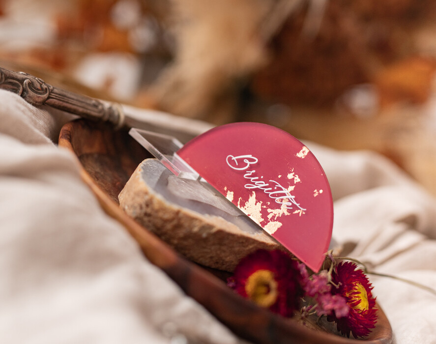 Winietki glamour winietki malowane farbą, bordowo złote winietki na stoły weselne, winietki na stół weselny z płatkami złota, winietki z pleksy malowane farbą3