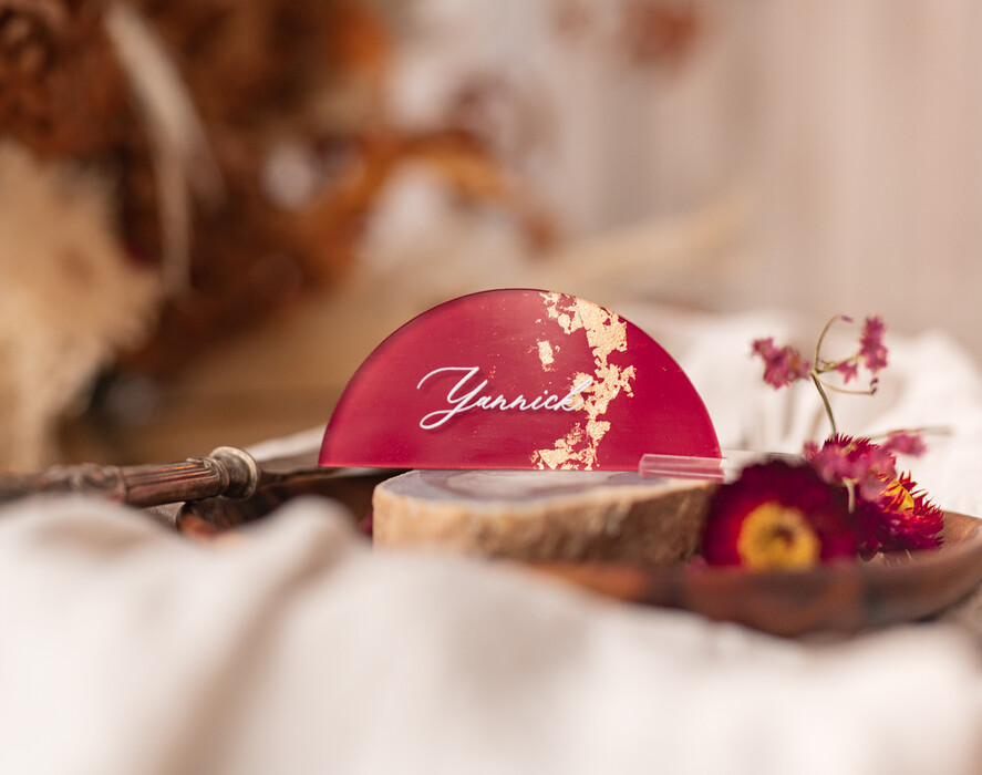 Winietki glamour winietki malowane farbą, bordowo złote winietki na stoły weselne, winietki na stół weselny z płatkami złota, winietki z pleksy malowane farbą5