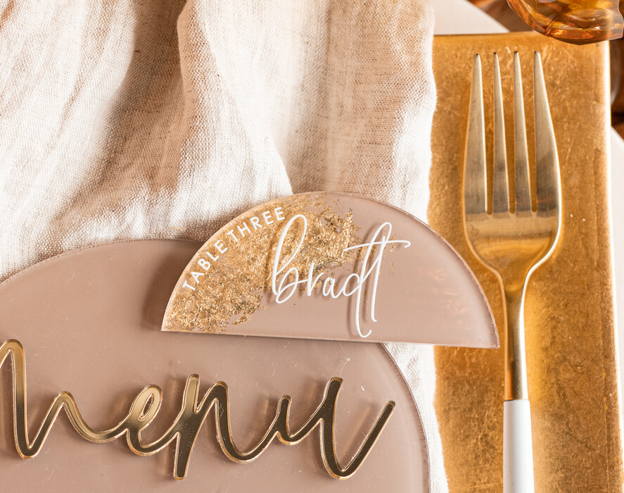 Winietki glamour beżowe eleganckie winietki ślubne, złote wizytówki dla gosci weselnych, winietki z pleksy malowane farbą w odcieniu beżu, winietki na stół weselny3