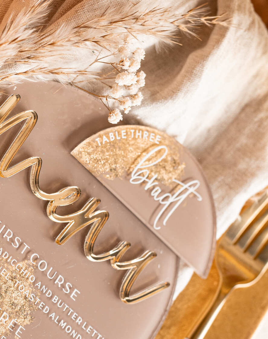 Winietki glamour beżowe eleganckie winietki ślubne, złote wizytówki dla gosci weselnych, winietki z pleksy malowane farbą w odcieniu beżu, winietki na stół weselny5