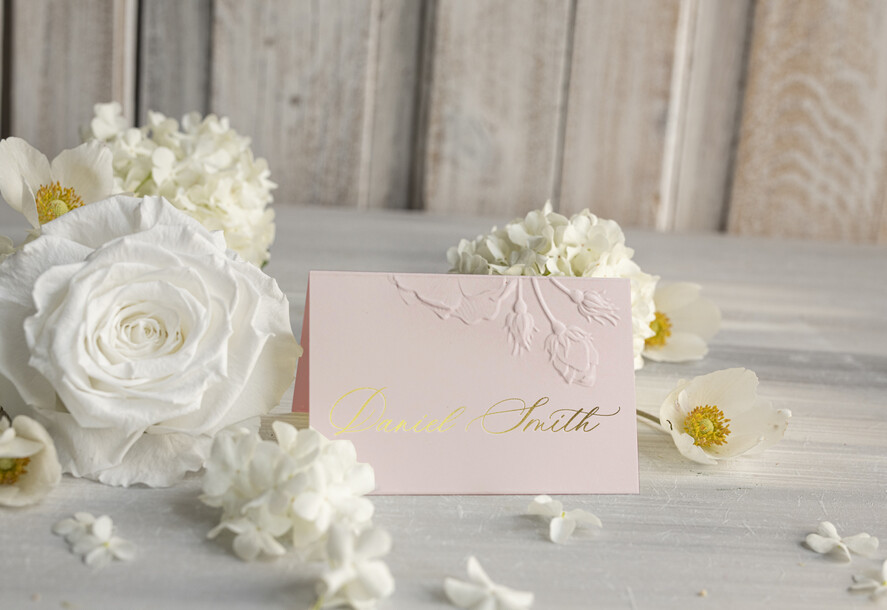 Winietki glamour tłoczone winietki ślubne, ślubne wizytówki na stoły weselne delikatne winietki na stół weselny, tłoczone kwiaty na winietkach ślubnych, złote litery na winietkach ślubnych 0