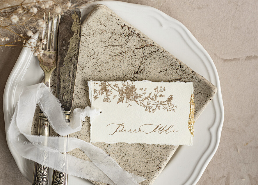 Winietki glamour złote eleganckie winietki na stół weselny wizytówki ślubne, winietki z płatkami złota, darte winietki ze złotem na stoły weselne2