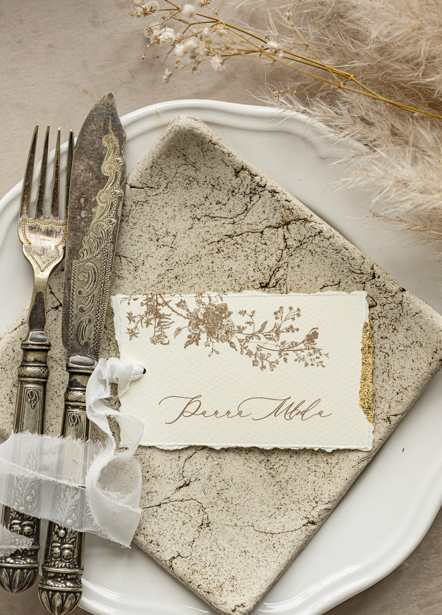 Winietki glamour złote eleganckie winietki na stół weselny wizytówki ślubne, winietki z płatkami złota, darte winietki ze złotem na stoły weselne4