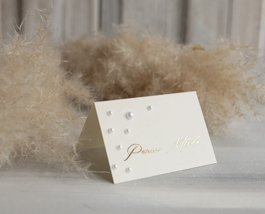 Winietki glamour winietki ślubne wizytówki dla gości weselnych, złote napisy na winietkach, winietki z perełkami, złote winietki na stół weselny z perełkami4