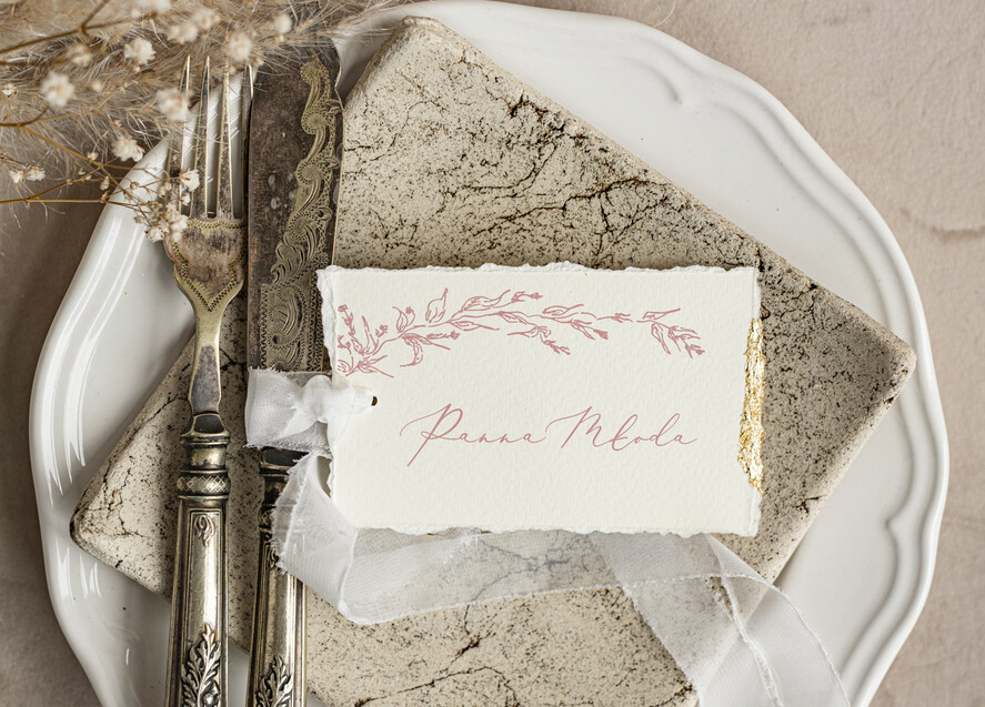 Winietki glamour złote eleganckie winietki na stół weselny wizytówki ślubne, winietki z płatkami złota, darte winietki ze złotem na stoły weselne0