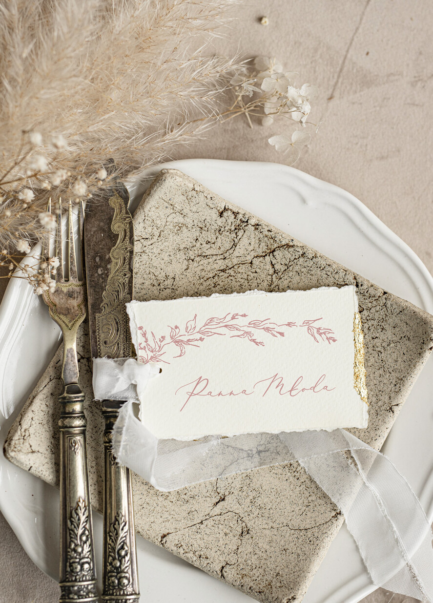 Winietki glamour złote eleganckie winietki na stół weselny wizytówki ślubne, winietki z płatkami złota, darte winietki ze złotem na stoły weselne1