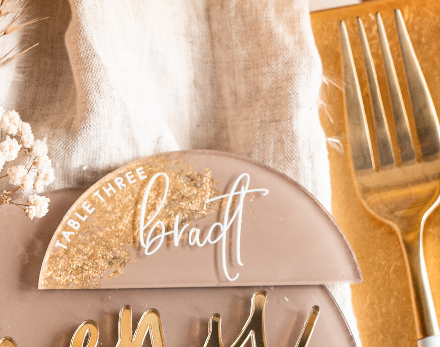 Winietki glamour winietki ślubne i menu komplet, złote wizytówki dla gosci weselnych, menu i winietki z pleksy malowane farbą w odcieniu beżu, winietki na stół weseln9